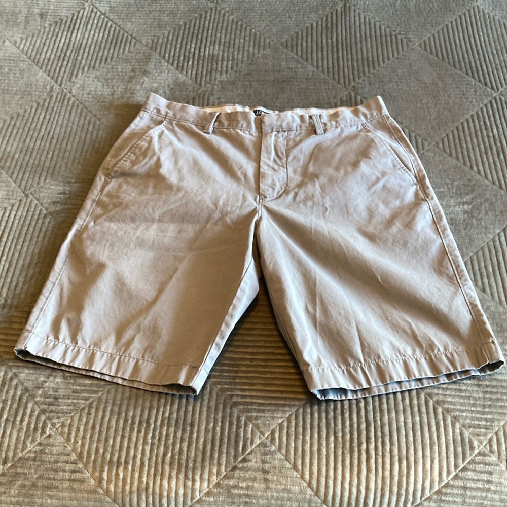 J. Crew Men's Gray Flat Front Shorts Relaxed Fit Size 32 EUC
